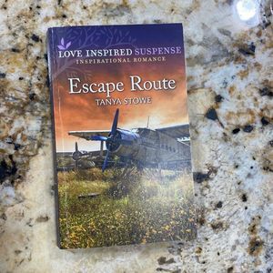 Escape Route (Love Inspired Suspense) [Paperback] Stowe, Tanya